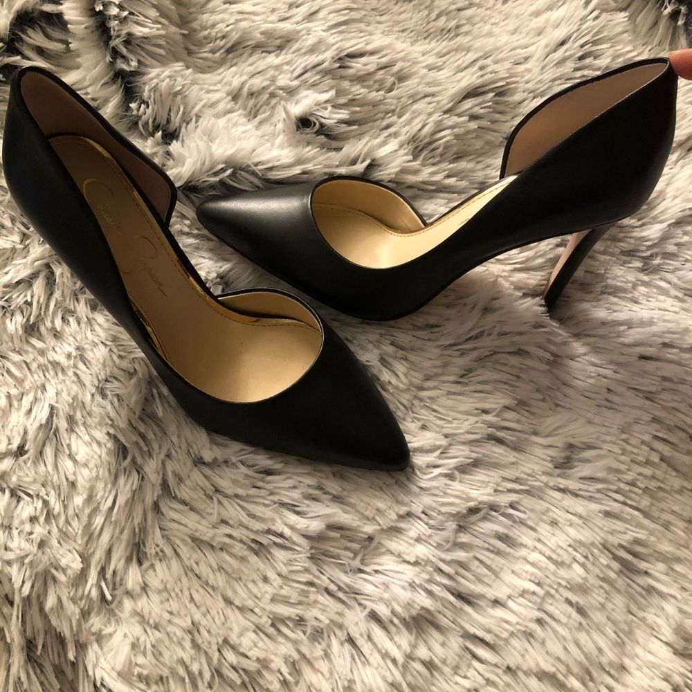Black pumps!